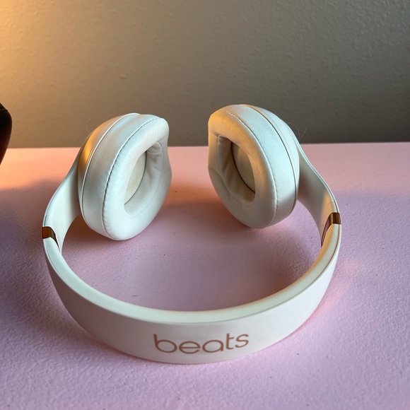 Beats by Dre Pink and Gold Noise Cancelling headphones - Picture 2 of 7